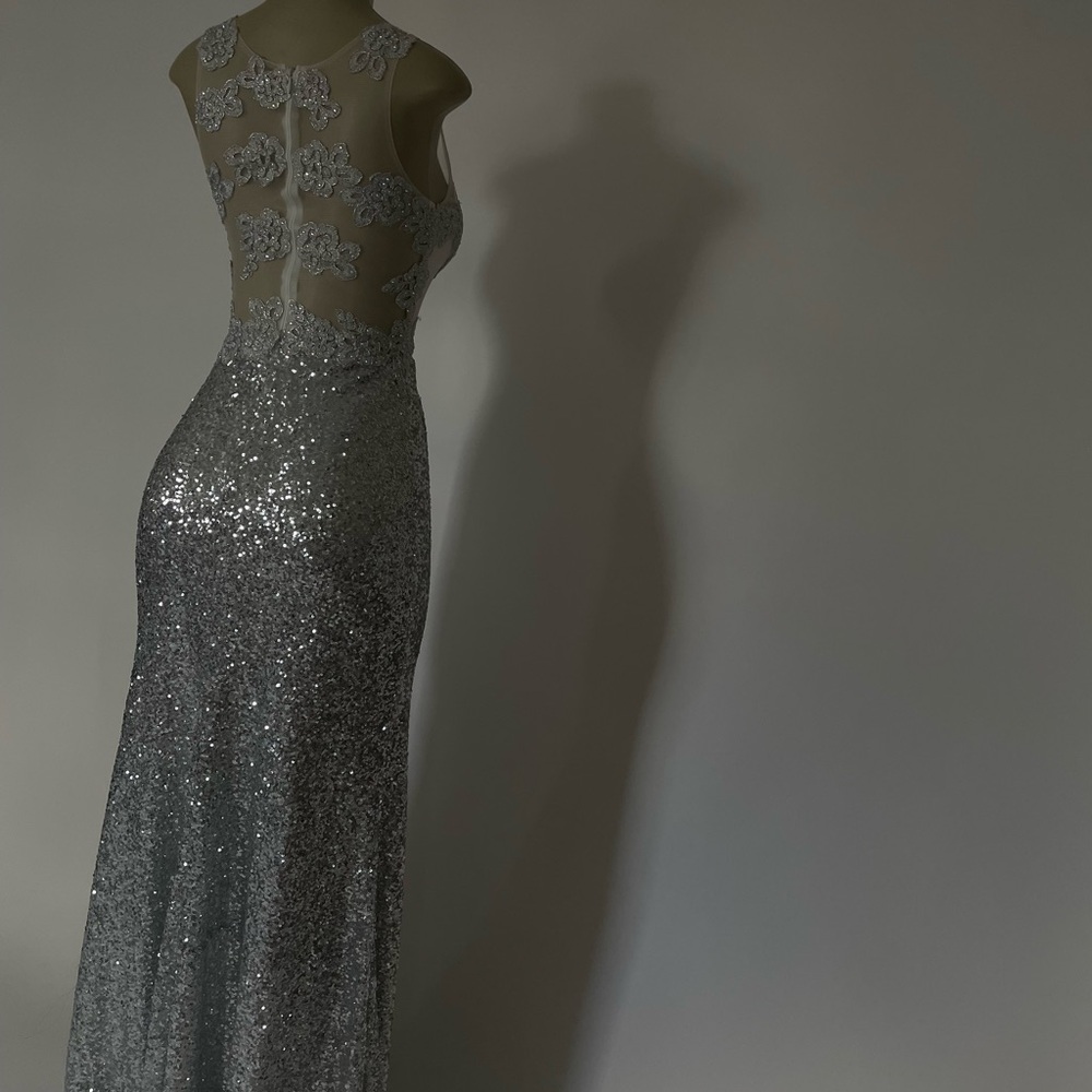 Elegant Silver Sequin Evening Gown - Picture 4 of 4